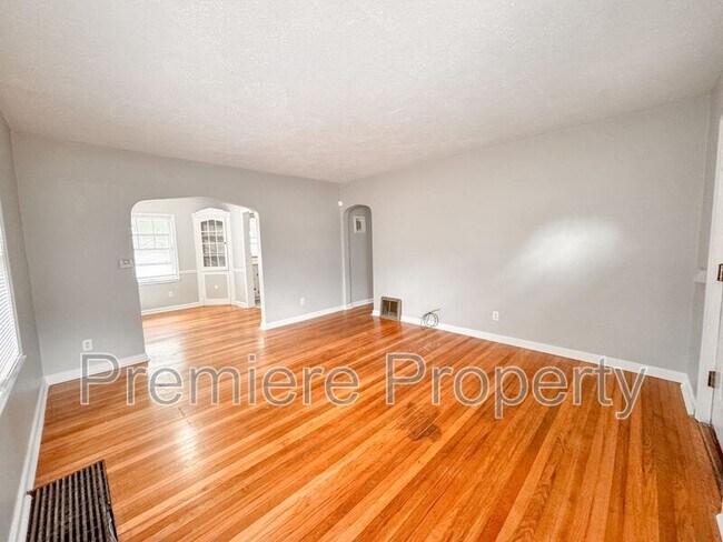 Building Photo - 6020 Raytown Rd