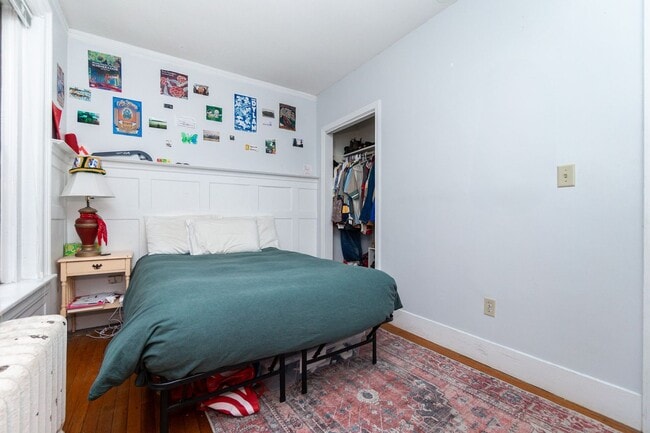 Building Photo - No Brokers Fee, Heat and Hot Water Included, Steps from the T Stop, Laundry on a Sire, Eat-in Kit...