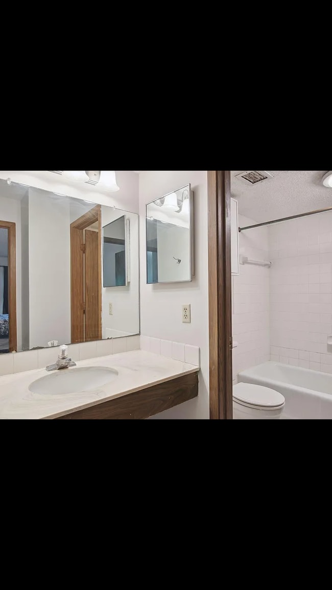 Building Photo - 950 Westbrooke Way