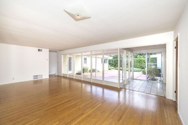Foto del edificio - Spacious 3 Bed, 3 Bath Home in Excellent Location- Short Term Lease