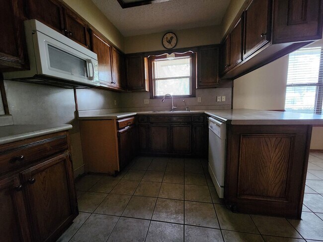 Building Photo - 3 bedroom 2 bath home with shed in Southland!