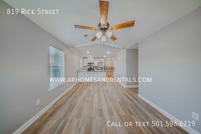 Building Photo - 819 Rice St