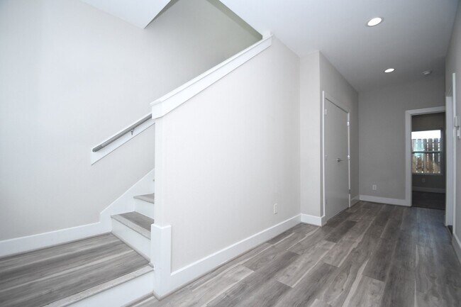 Building Photo - 5904 Gardendale Dr