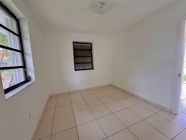 Foto del edificio - 369 E 20th St