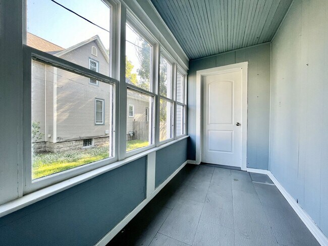Foto del edificio - Five Bedroom Home in Muskegon