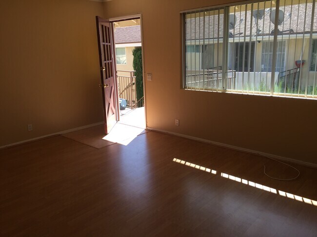 Foto del edificio - 3230 Fairesta St