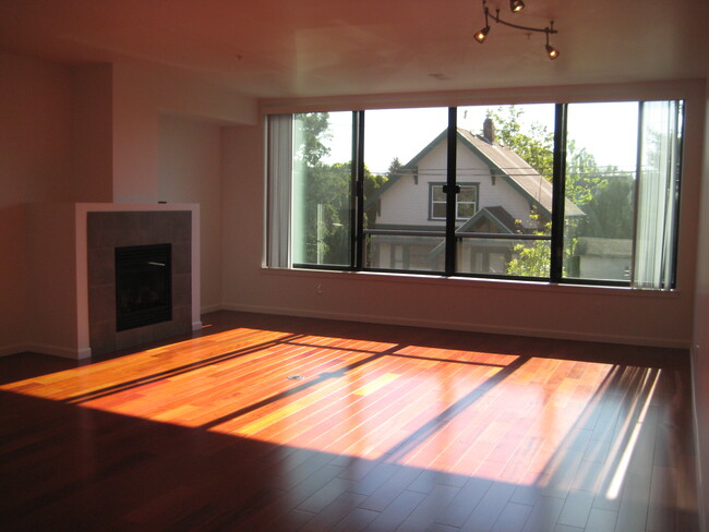 Living Room View 02-05 - Hawthorne 44 Apartments