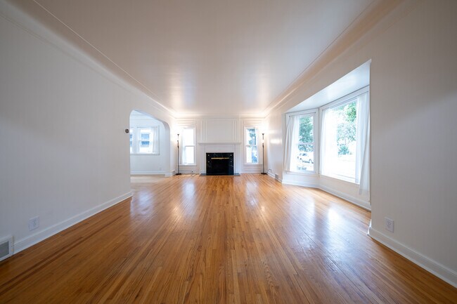 Building Photo - 1600 Thomas Ave W