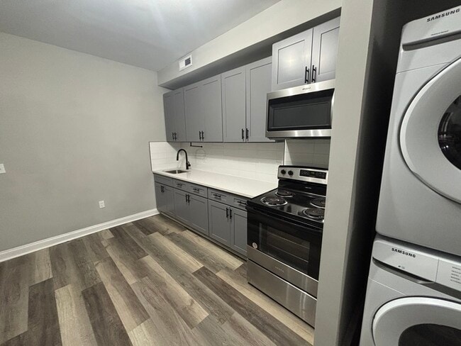 Building Photo - 2 bedroom PLUS den with Fireplace