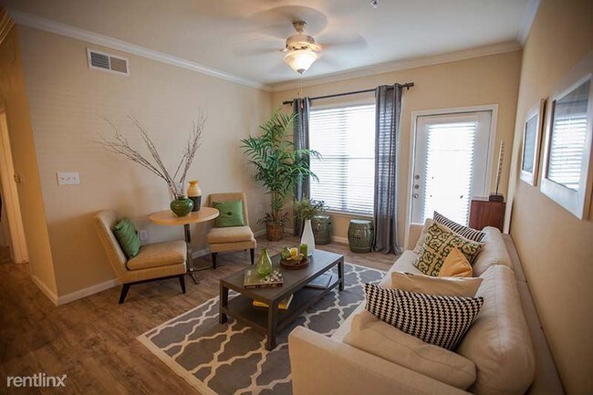 Foto del edificio - 1 br, 1 bath Apartment - 4840 N Shepherd Dr