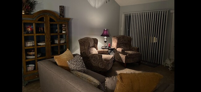 Building Photo - 651 Holly Trl E