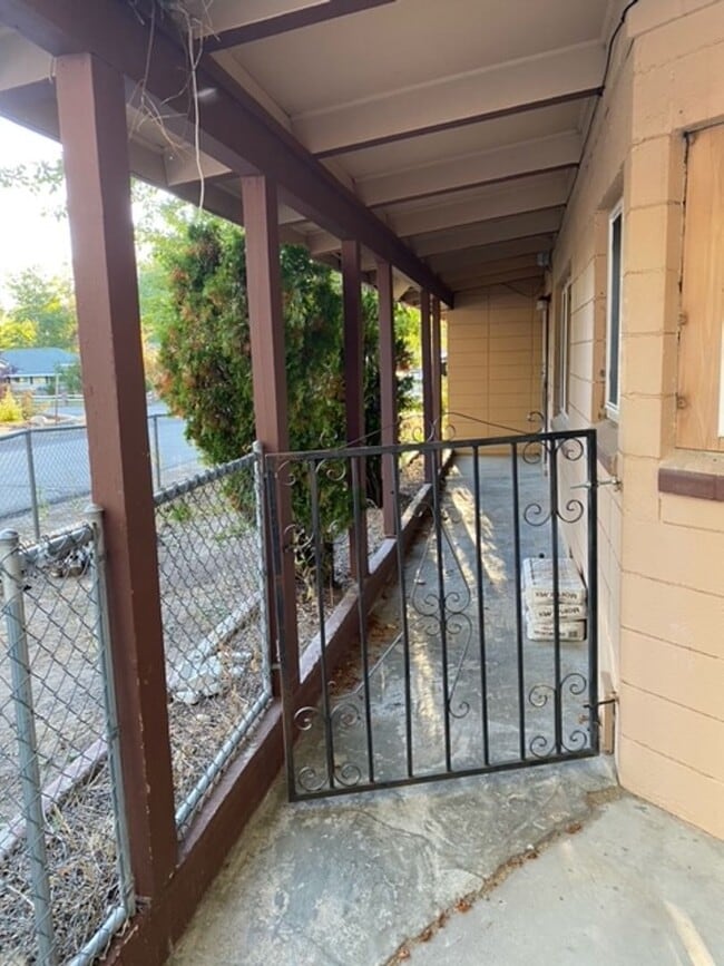 Building Photo - Large Pet friendly 3Bd house w/ office spa...