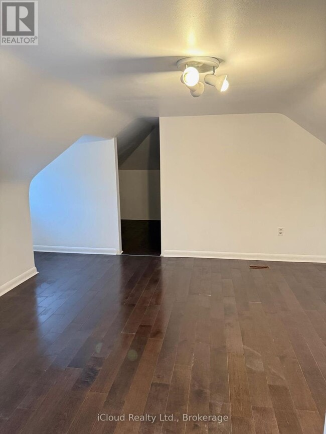 Building Photo - 5 Caithness St W