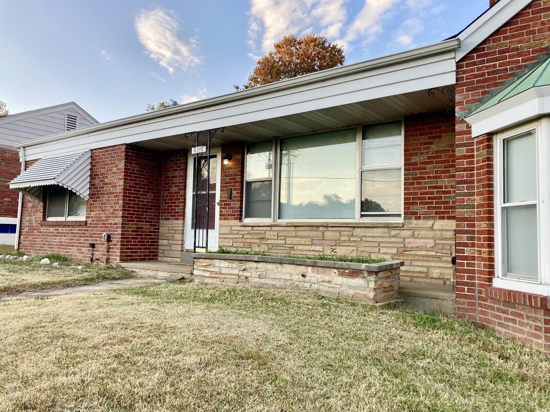 Covered front porch - 6315 Heege Rd