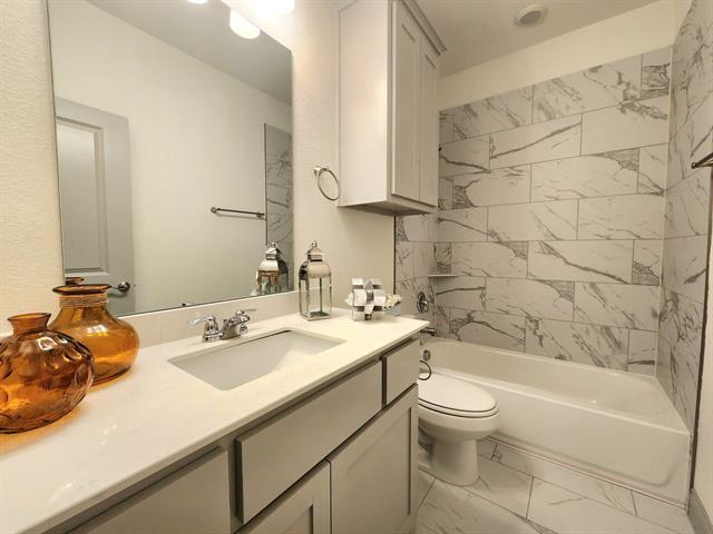 Building Photo - 490 Oak Crk Dr