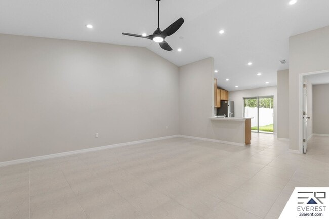 Foto del edificio - Brand New, fully fenced on a quiet cul-de-sac