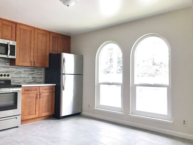 Building Photo - 1225 Clinton St