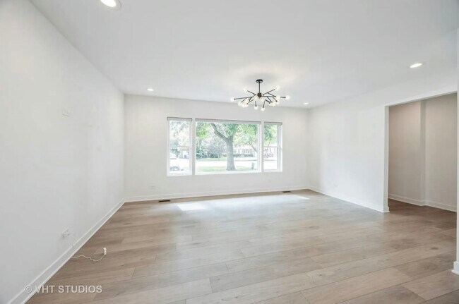 Foto del edificio - 823 N La Grange Rd