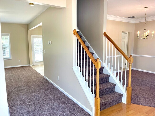 Building Photo - Welcome to this charming 4 bedroom, 2.5 ba...