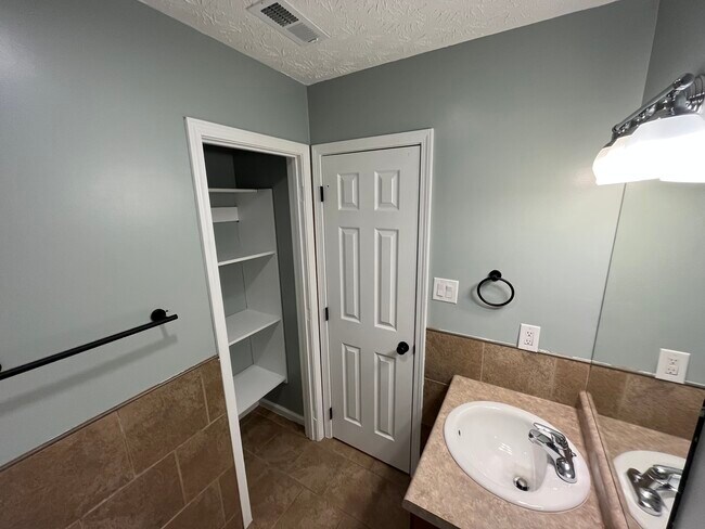 Foto del edificio - 5817 Pine Needle Ln