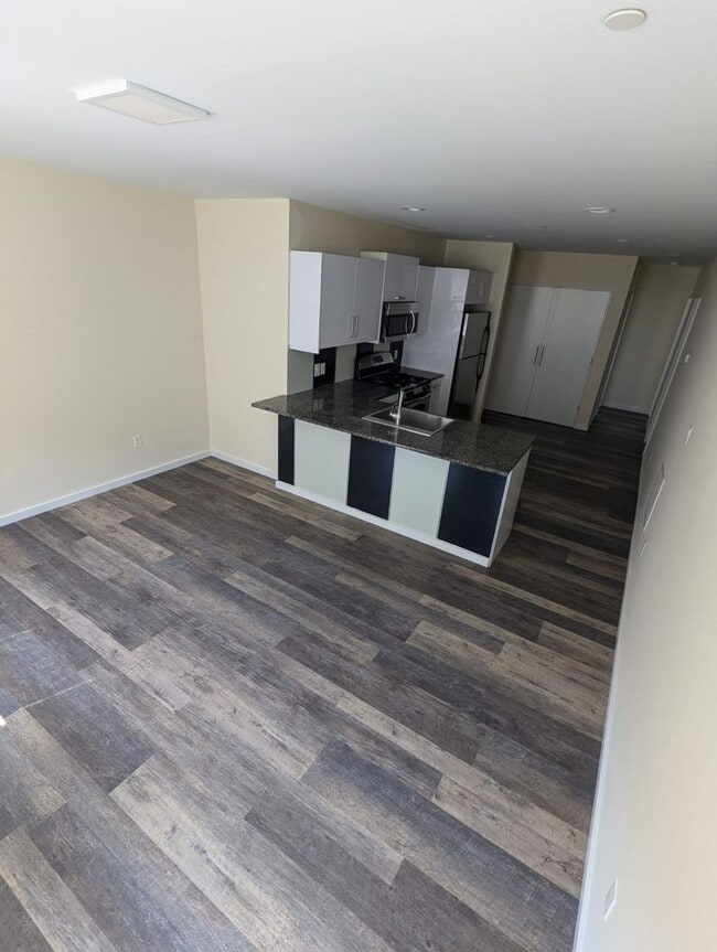 Foto del edificio - NY Style Townhome 3br/2ba in Gated Community with Garage Parking