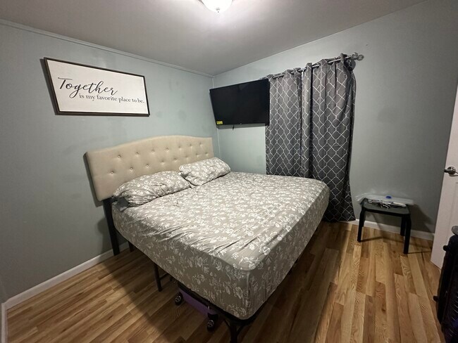 Master room with small walk in closet - 2180 Oak Pl