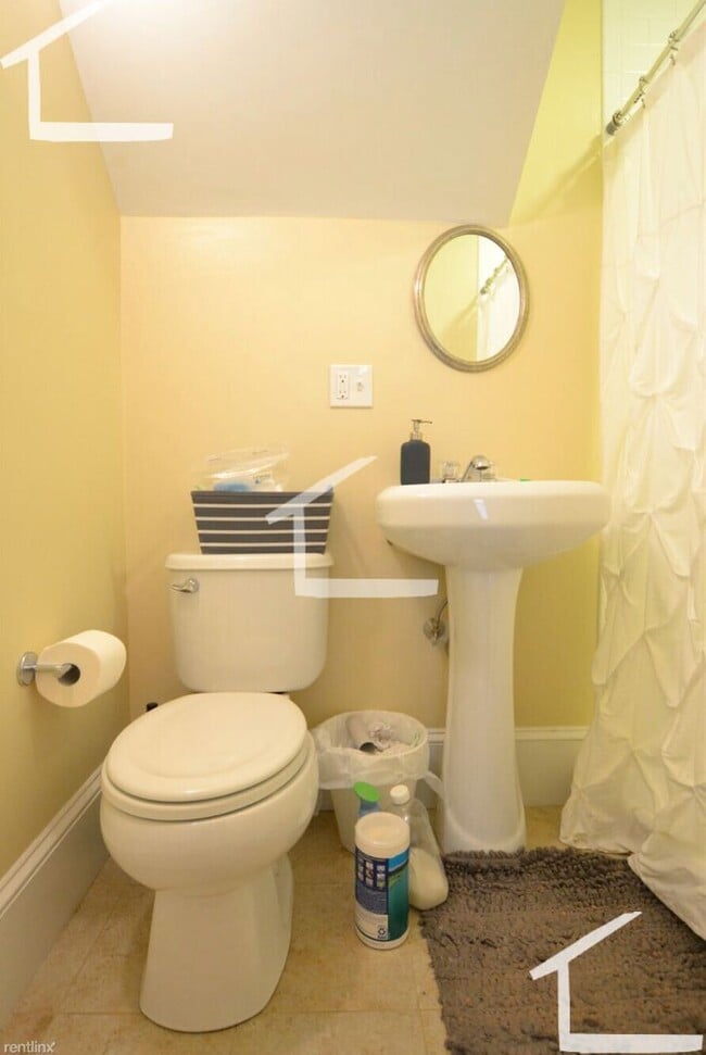 Foto del edificio - Large, updated 3 bed with in-unit laundry.