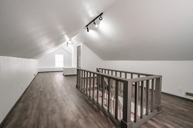 Building Photo - 147 NE Elm St