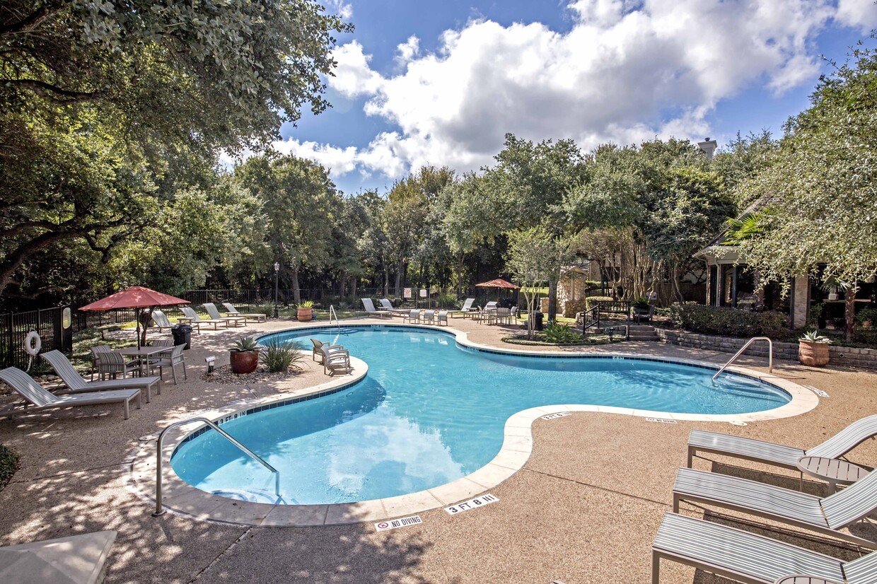 Relájese junto a la piscina estilo centro turístico y el spa con amplia terraza y sillones. - Alister Sunset Valley