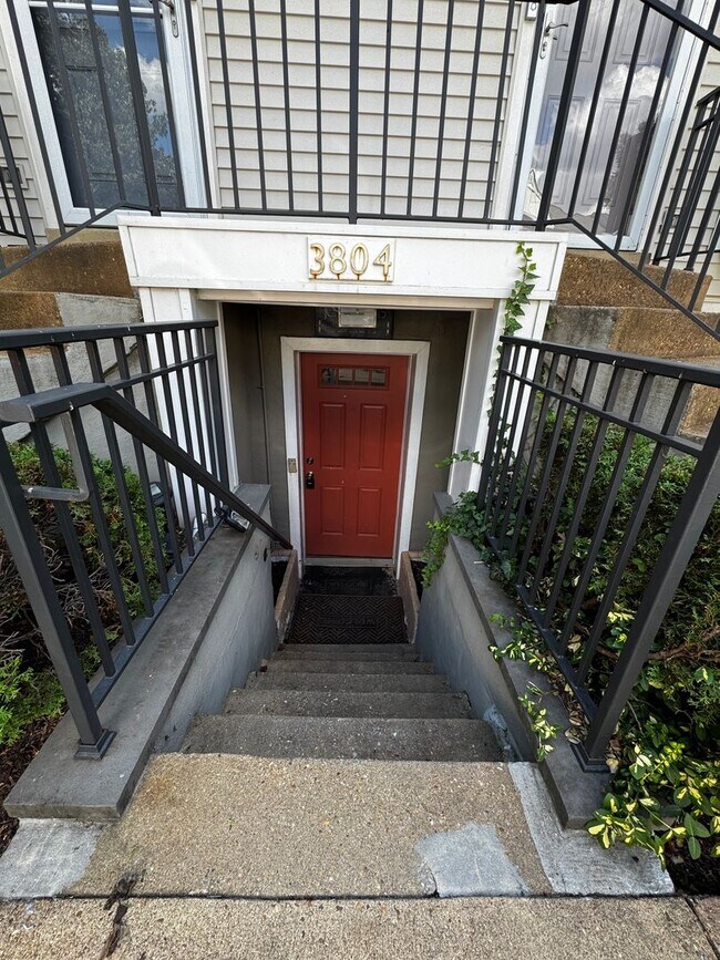 Foto del edificio - Furnished 2BR, 2BA Condo with Backyard in Arlington