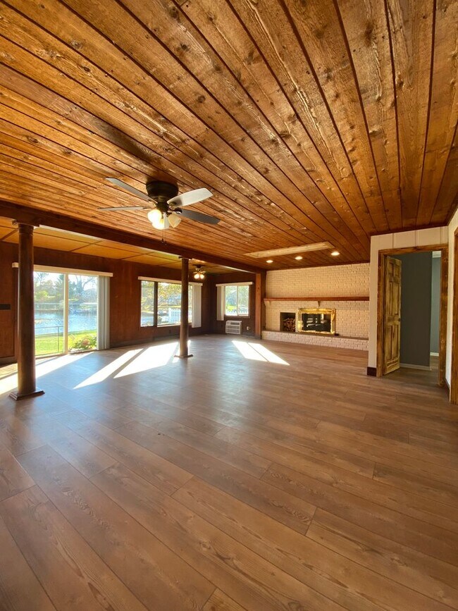 Building Photo - 2 Bedroom Home on Lake Wawasee Channel!
