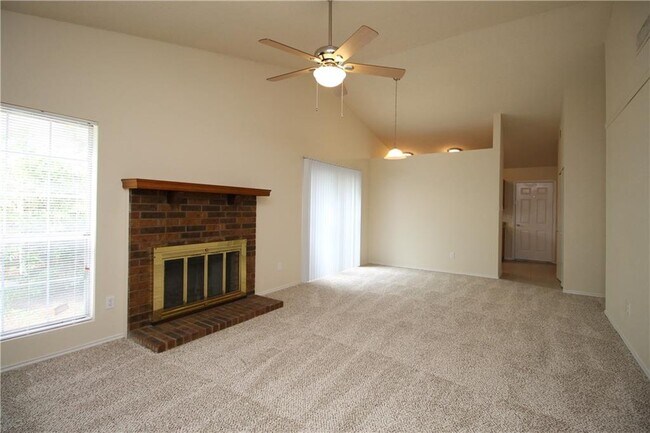 Building Photo - 748 Versailles St