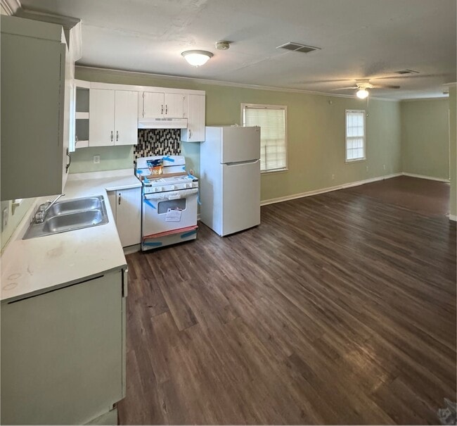 Building Photo - 750 Woodbury Rd