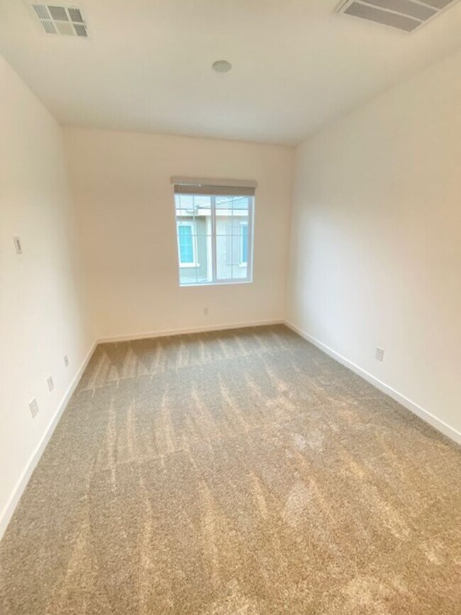 Building Photo - 5730 Sky Pointe Dr