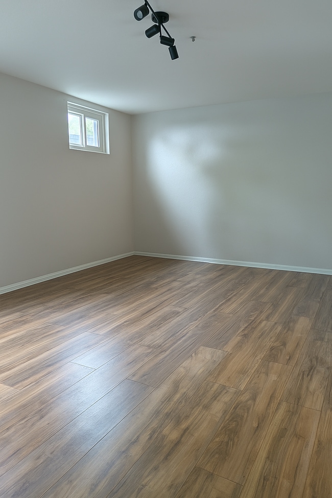 Building Photo - 3 Bedroom 1 Bathroom Apartment in Golden!