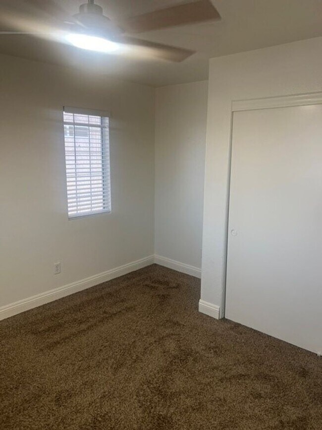 Foto del edificio - This three bedroom has the primary bedroom on the downstairs level.
