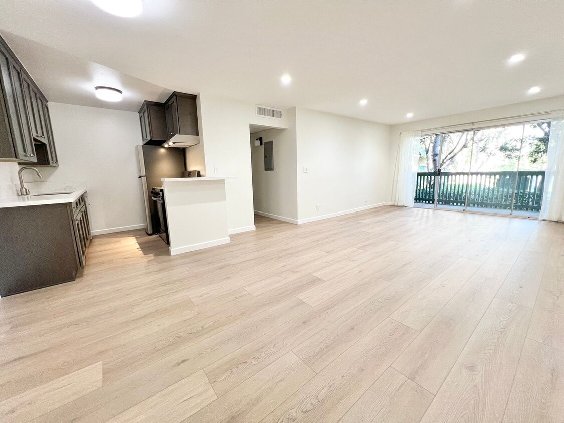 Foto principal - Gorgeous Stoneybrook Condo for Rent near C...