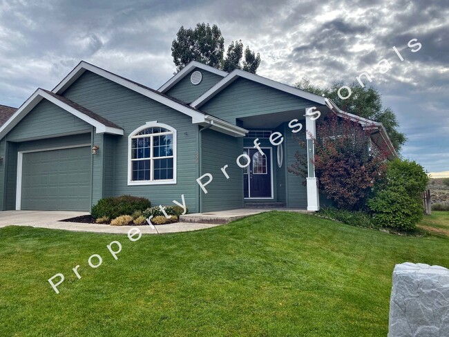 Building Photo - Large home for RENT in Rifle