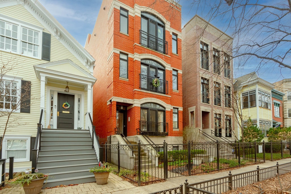 Primary Photo - 831 W George St