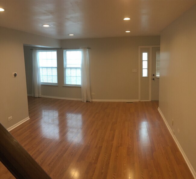 Living Room - 304 Westwood Ct