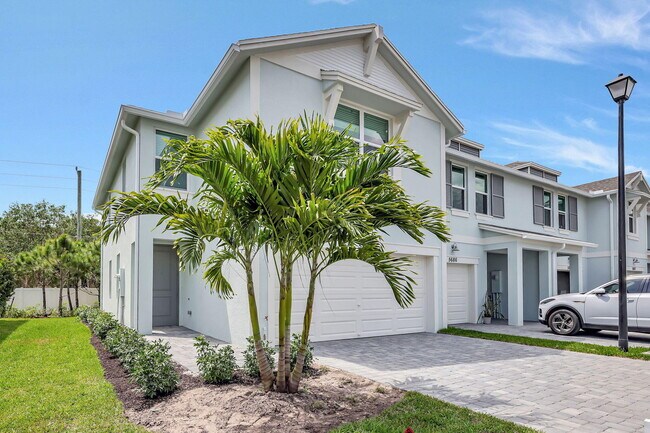 Building Photo - 5688 SE Edgewater Cir