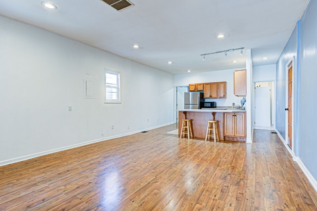 Building Photo - 313 E Spring St