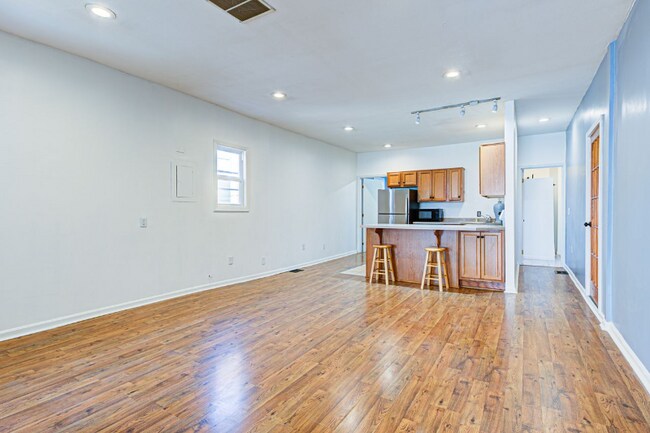 Foto del edificio - 313 E Spring St