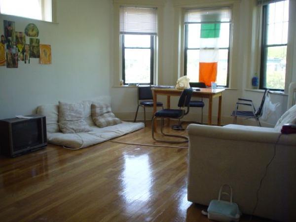 Foto del edificio - 43 Bay State Rd