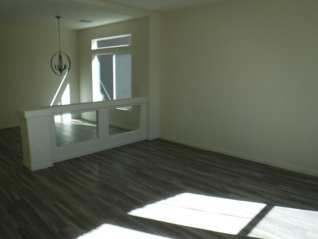 Foto del edificio - THIS IS A BEAUTIFUL WELL KEPT HOME!
