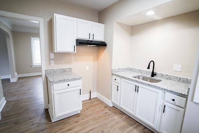 Foto del edificio - This beautifully updated 4-bedroom, 2-bath single-family home is ready for move-in!