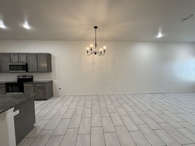 Foto del edificio - Luxurious Home Located in Frenship District with Easy Access to Marcha Sharp Freeway!