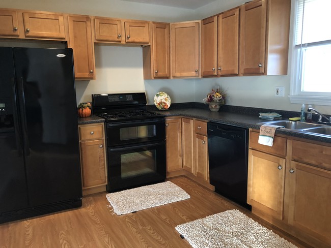 Kitchen with Double sink - 539 Admiral St