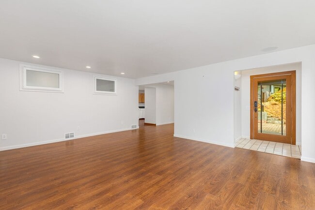Building Photo - 3 Bedroom Rambler with 1-bedroom ADU in Wo...