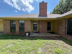 Building Photo - 818 Summit Dr